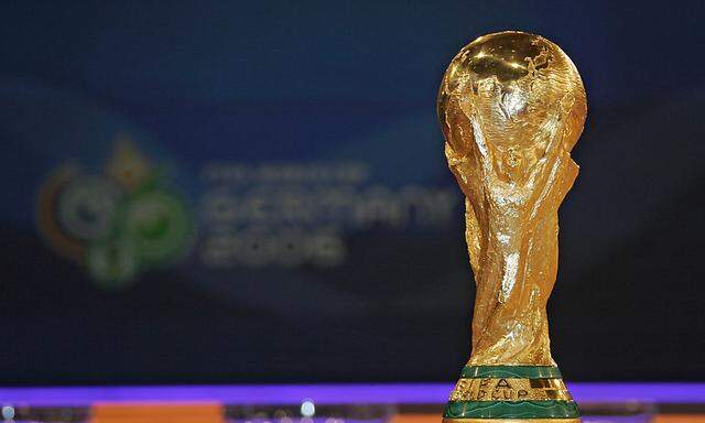 WM-Pokal und Logo von 2006