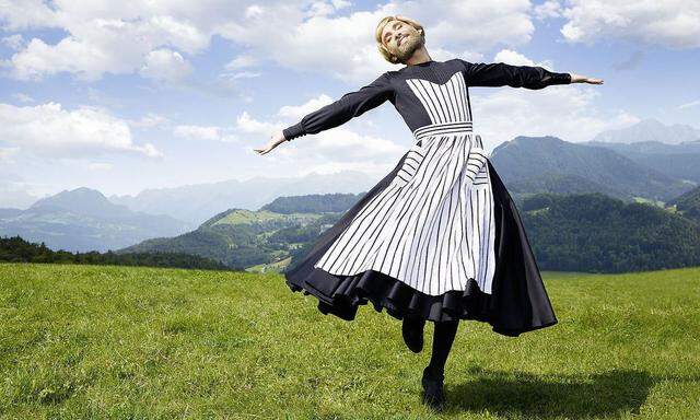 Conchita Wurst tanzt in der Style Bible des 25. Life Balls als "Fräulein Maria" aus "Sound of Music" über die Alm.
