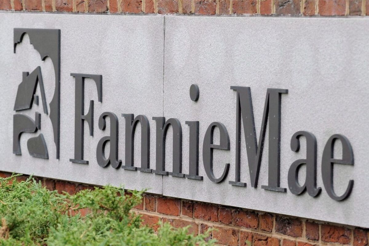 Der US-Immobilienfinanzierer Fannie Mae reicht im Zinsskandal Klage gegen die Deutsche Bank und acht andere Großbanken ein und fordert insgesamt mehr als 800 Mio. Dollar Schadenersatz. Fannie Mae erklärt, die Firma habe bei Zins- und Hypothekengeschäften Geld verloren, weil es bei der Festlegung des zugrundeliegenden Interbanken-Satzes Libor über Jahre Tricksereien gegeben habe.