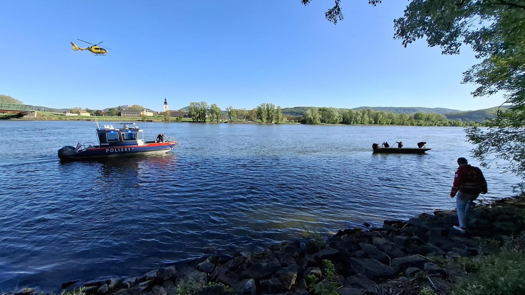 Auto in Krems in Donau gestürzt: Lenker tot geborgen