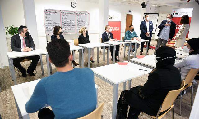 Oskar Deutsch und die ÖVP-Ministerinnen Karoline Edtstadler und Susanne Raab (v.l.n.r.) bei ihrem Besuch im Wertekurs.