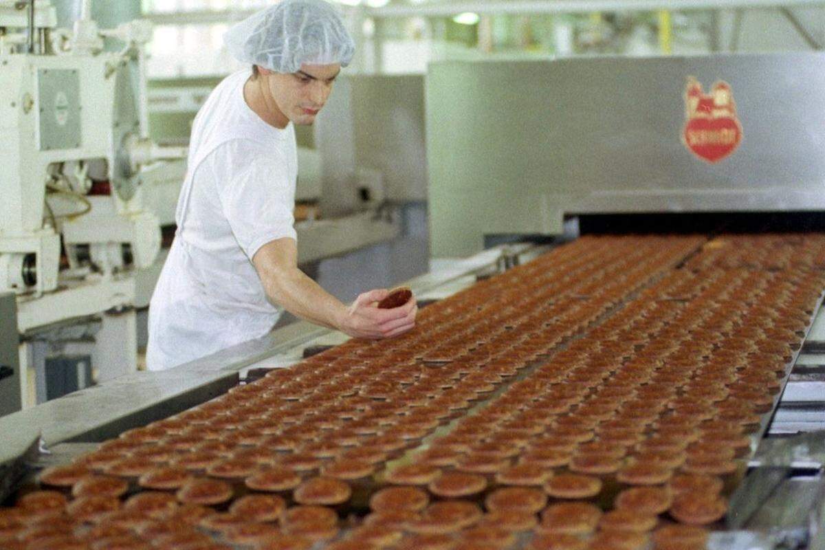 Die Produktion ist hierzulande in vielen handelsrelevanten Branchen kleiner als in Deutschland, wodurch Kostenvorteile durch höhere Mengengerüste dem Ausland vorbehalten sind. Eine größere Produktion schlägt sich auch in den Verpackungs-, Logistik- und Vertriebskosten massiv nieder. Bei der Betrachtung der Preise ist ebenfalls die Tatsache zu berücksichtigen, dass die weiterverarbeitende Industrie in Österreich kleiner strukturiert ist.