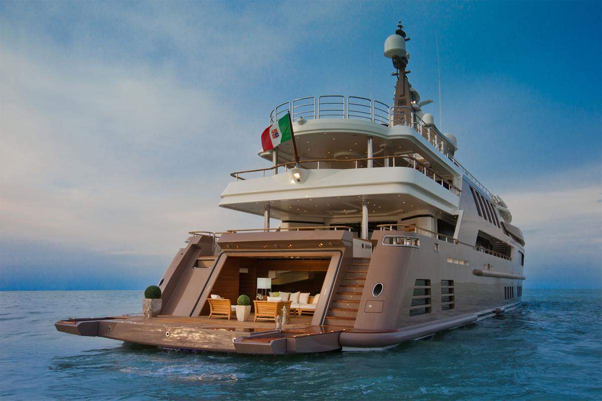 Gefertigt wurde die Yacht aus Stahl und Aluminium. Vier Decks und ein Subdeck laden zum Verweilen ein.