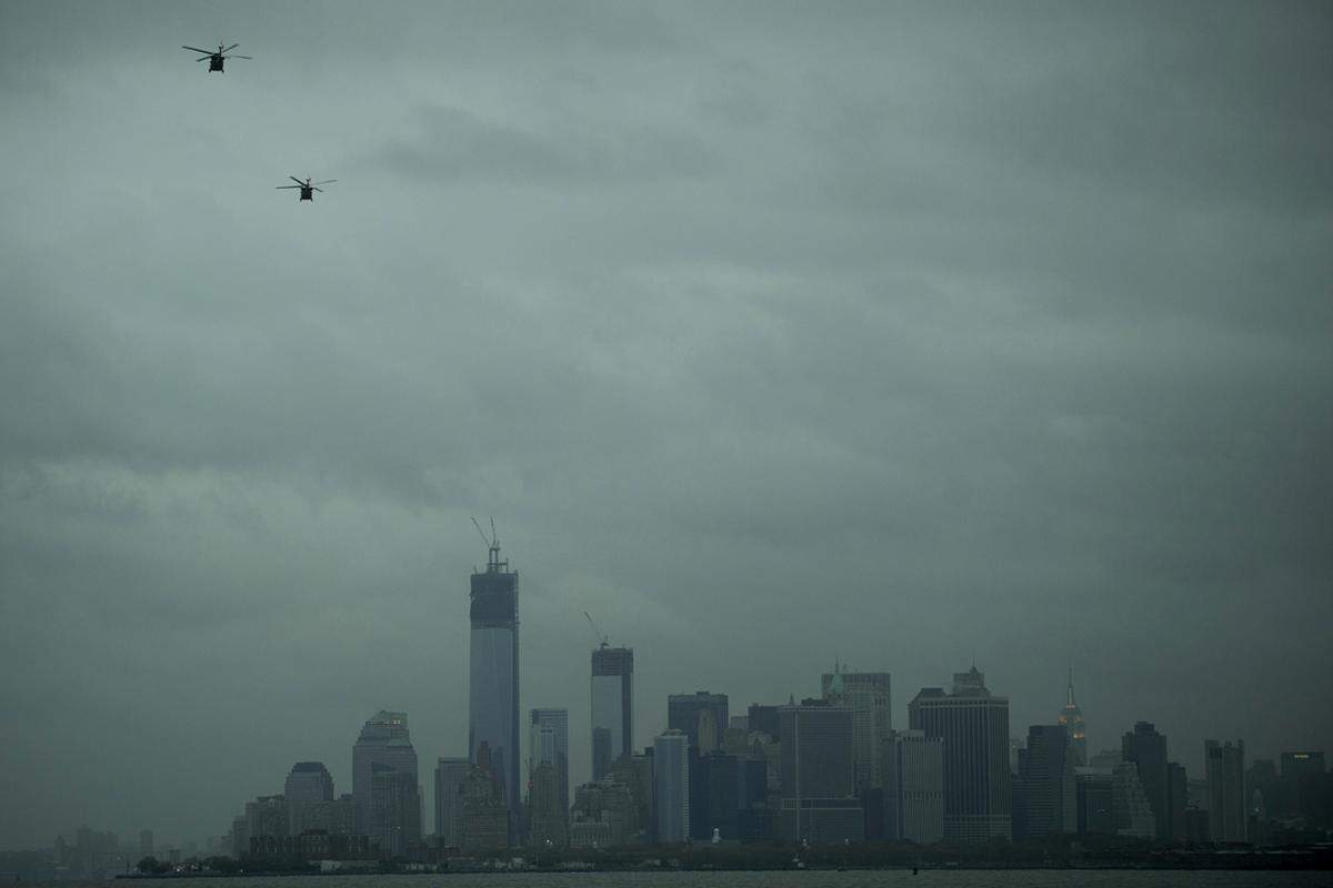 Lower Manhattan, New York. Helikopter fliegen am Tag nach dem Sturm (30. Oktober) über die Skyline des "Big Apple".