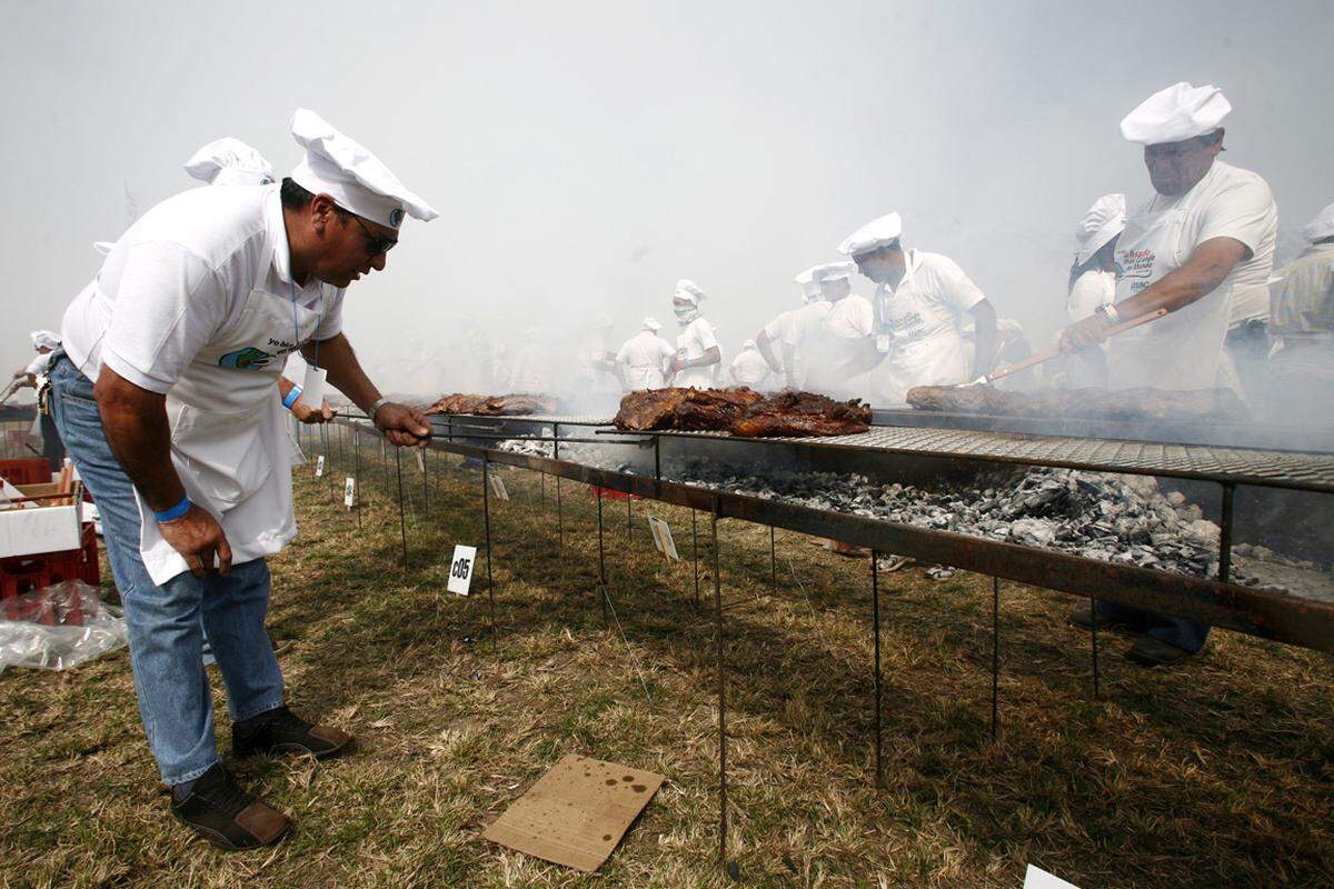 2008 wurden zwölf Tonnen Rindfleisch in der uruguayischen Hauptstadt Montevideo beim "größten Grillfest der Welt" geröstet. An dem 1500 Quadratmeter großen Rost waren damals 1250 Grillmeister und 600 Helfer beschäftigt.