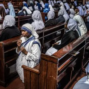 Eine Nonne aus Afrika betet vor der Messe für Papst Franziskus in Nairobi. 