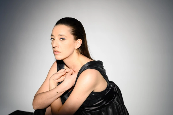 Female lead. The soprano Josefine Göhmann sings both Lady Magnesia and Armande.