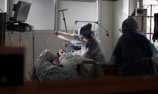 COVID-19 patients in ICU Unit at La Timone in Marseille