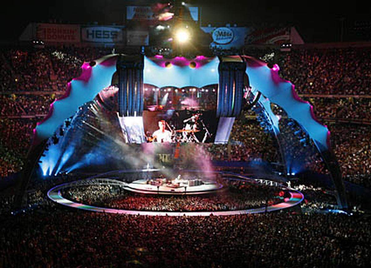 Die Tour führte Bono, Gitarrist Dave "The Edge" Evans, Schlagzeuger Larry Mullen und Bassist Adam Clayton durch die Halbe Welt. 7,1 Millionen Zuschauer in 30 Ländern zog die Band mit der "360-Grad"-Tour an.