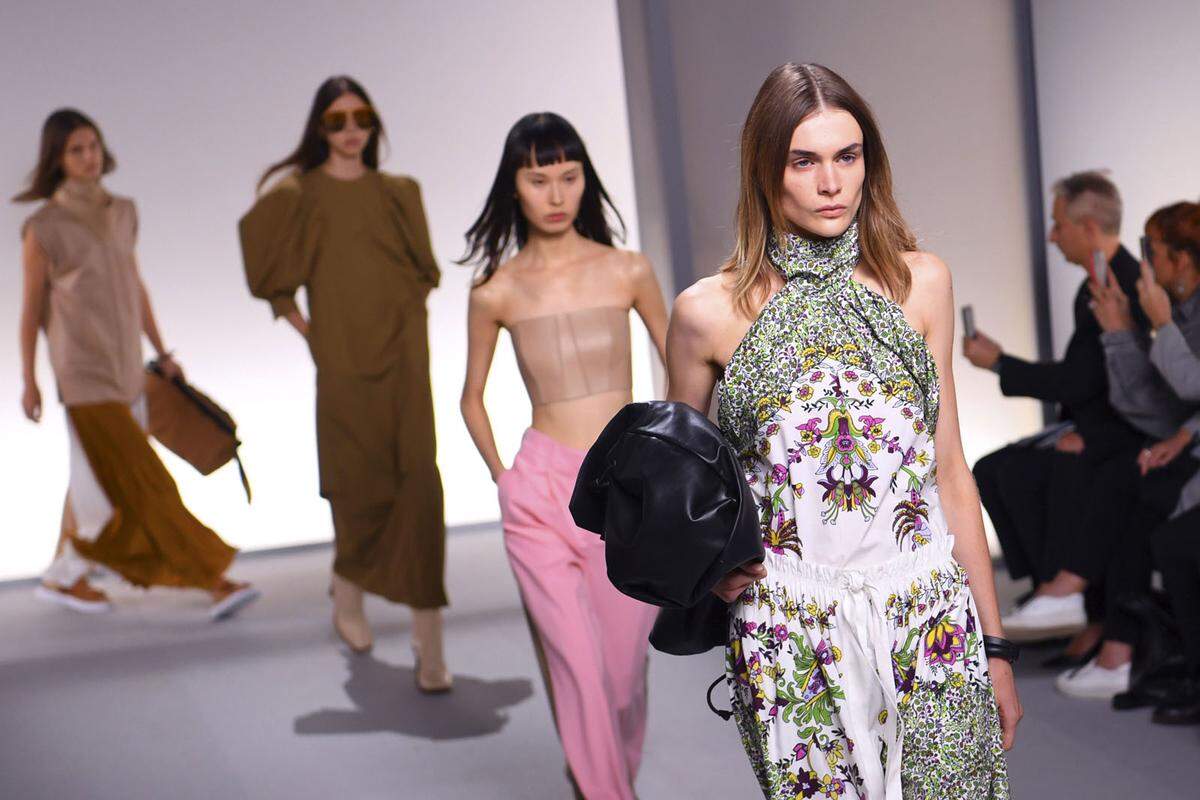Designerin Clare Waight Keller nannte ihre neue Kollektion für Givenchy NY Paris 1993.