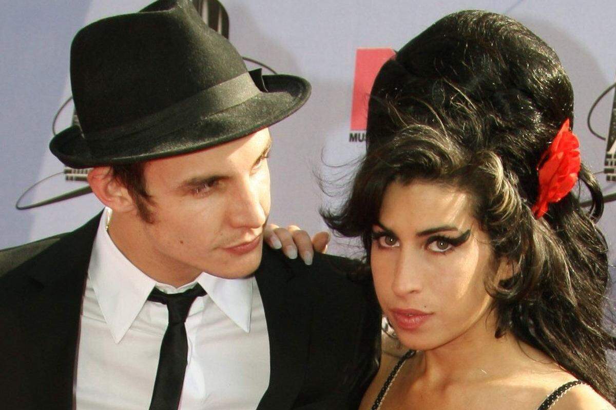 Blake Fielder-Civil, Ex-Mann der 2011 verstorbenen Sängerin Amy Winehouse, gesteht im Interview mit der „Sun“, dass er derjenige war, der Winehouse mit Drogen in Kontakt gebracht habe. Trotzdem habe sich Amy Winehouse selbst bewusst entschieden, sie zu nehmen. "Es erscheint Amy gegenüber respektlos, anzunehmen, sie wäre so beeinflussbar gewesen, dass sie Drogen nahm, ohne die Entscheidung selbst zu treffen", so der 30-Jährige, der unlängst selbst fast an einer Überdosis gestorben wäre.