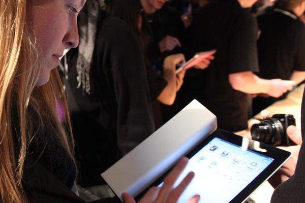Apple nimmt die Herausforderung an: Nachdem Google mit einer Reihe an Herstellern zahlreiche Android -Tablets in Stellung gebracht hat, enthüllt der Platzhirsch den ersten iPad-Nachfolger. DiePresse.com war bei der Parallelveranstaltung in London dabei und konnte sich dort bereits ein Bild von dem iPad 2 machen.