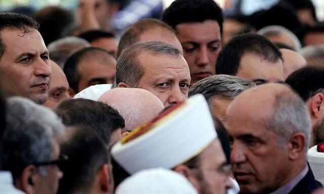 Präsident Erdogan bei einer Begräbniszeremonie für Opfer des Putschversuchs in Istanbul.