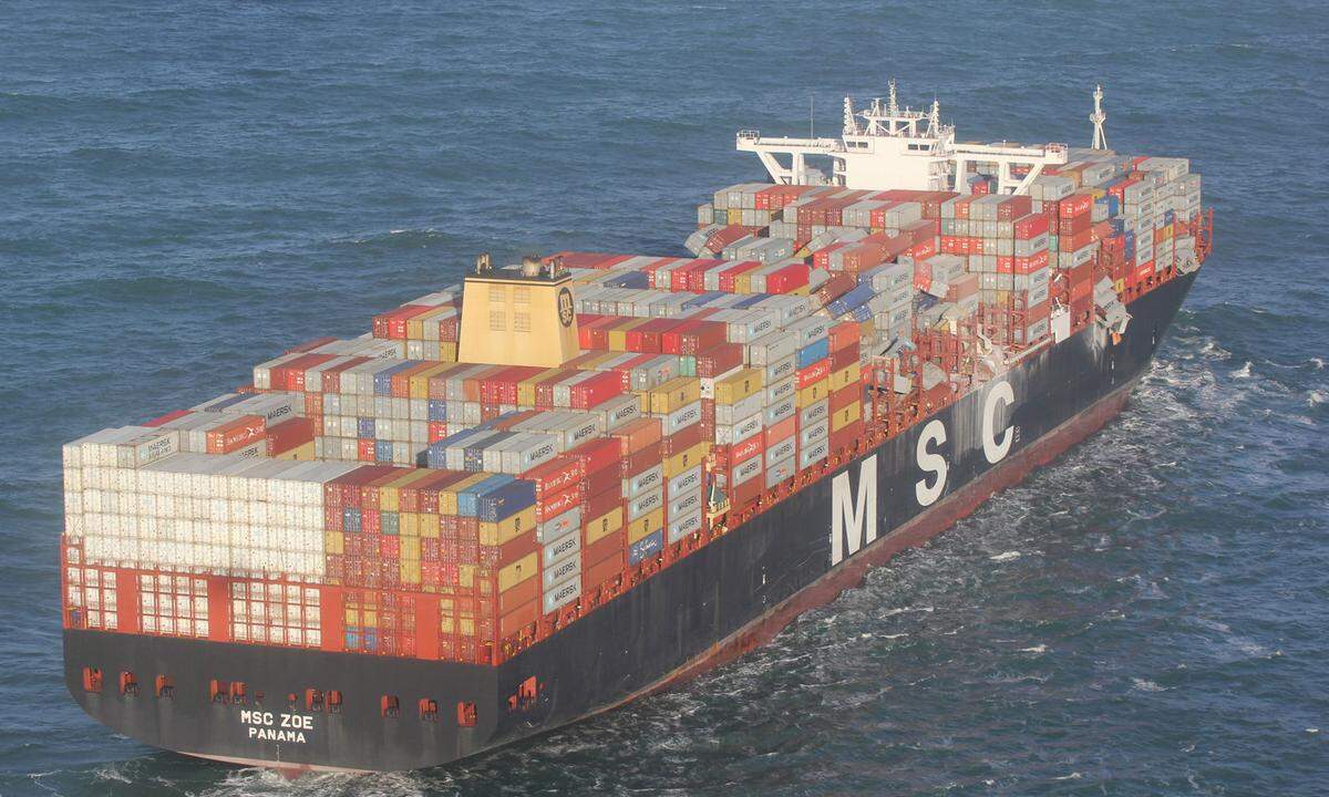 Die fast 400 Meter lange MSC Zoe kann mehr als 19.000 Fracht-Container transportieren. 277 davon dürften verloren gegangen sein im Sturm.