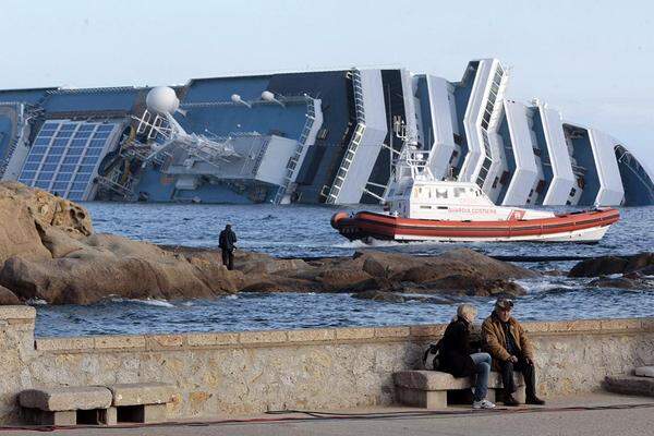 Schettino, dem die Hauptschuld am Unglück gegeben wird, bestritt, dass er lange vor Ende der Evakuierung das Schiff verlassen habe.