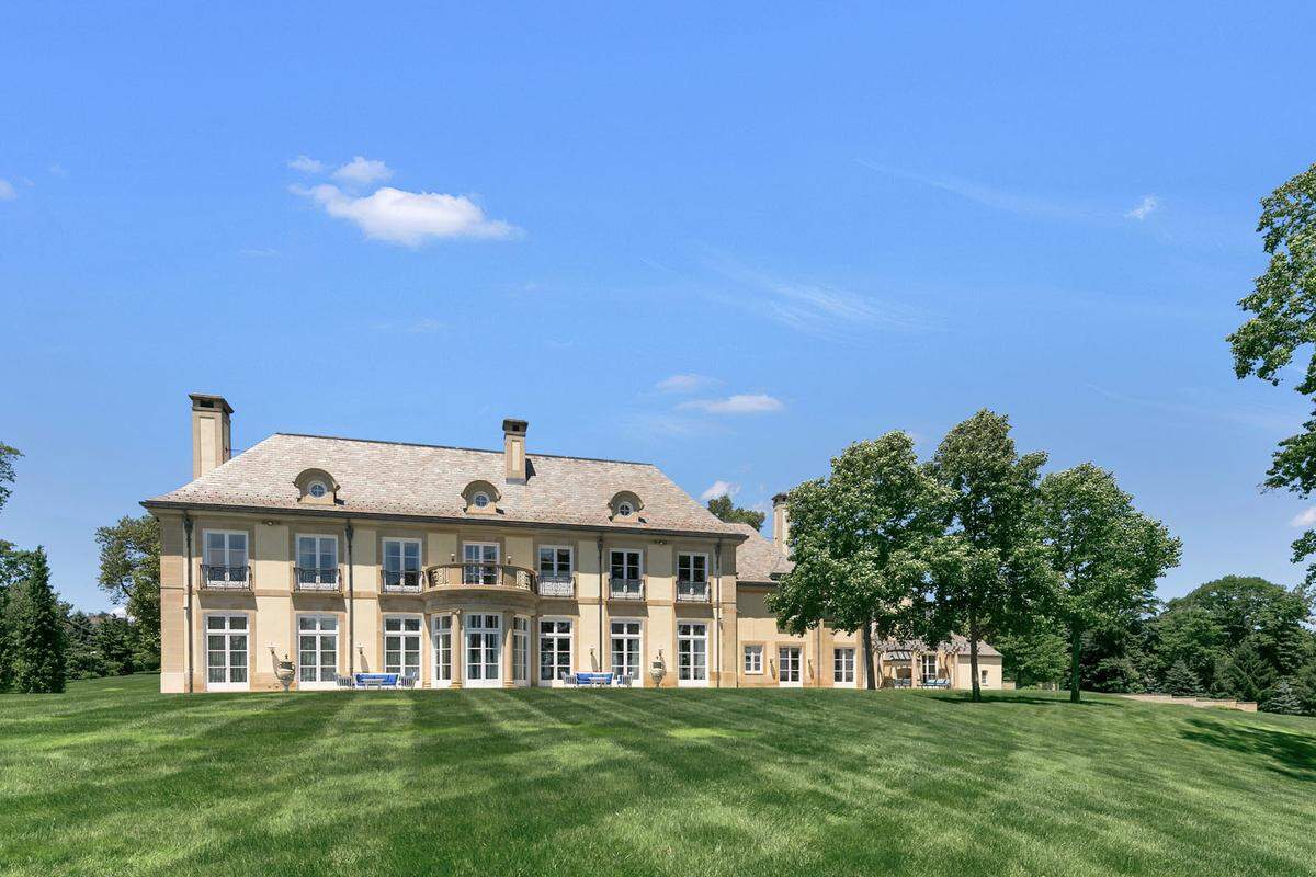 Rocklegende Jon Bon Jovi verkauft seine Villa im französischen Chateau-Stil. Designed wurde sie vom New Yorker Architekten Robert Arthur Morton Stern und befindet sich in Middletown im US-Bundesstaat New Jersey, rund eine Stunde von New York entfernt. Den Namen "The High Point Estate" verdankt das Anwesen ...