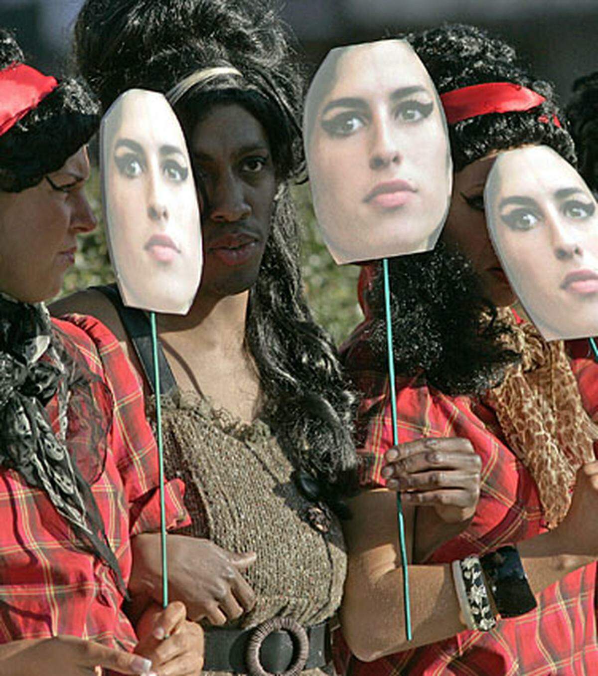 Dieses Bild wurde 2007 vor dem Snaresbrook Crown Gericht aufgenommen, als Amy Winehouse zu einer Anhörung ihres Ehemannes kommen musste. Ein Jahr später revanchiert sie sich für diese Loyalität auf eine eher unglückliche Art und Weise...
