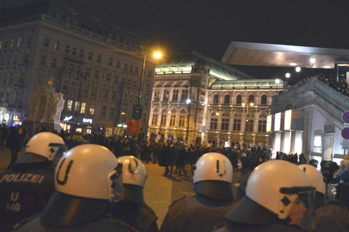 Bei der Albertina geht es gegen 19.30 Uhr bereits heiß her. Die Polizei bildet drei Reihen, um die wütenden Massen in Zaum zu halten. Die Demonstranten beschimpfen die Ordnungshüter: „Wiener Polizisten schützen die Faschisten.“