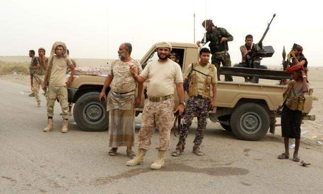 Jemenitische Milizionäre nahe der schwer umkämpften Hafenstadt Hodeida.