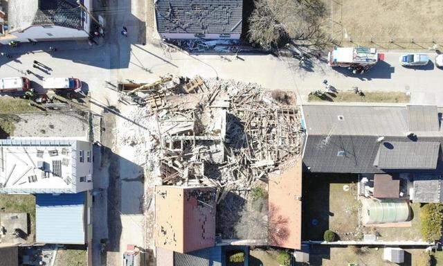 Das zerstörte Haus in Dürnkrut aus der Luft fotografiert.