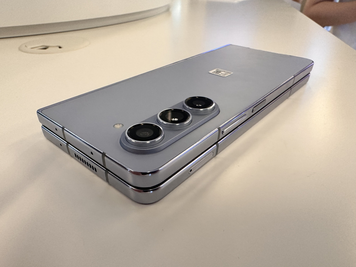 Schlank ist es noch immer nicht, das Z Fold 5, aber dafür bietet das Gerät im Vergleich zum Mitbewerb mehr Leistung, hochwertige Verarbeitung und deutlich stabilere Materialien. 