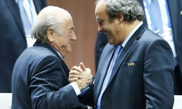 Als die Fußballwelt noch in Ordnung war. Nun setzten die Ethikrichter dem Treiben von Blatter (l.) und Platini ein Ende.