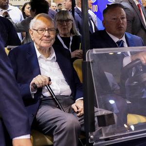 Warren Buffett absolvierte die Hauptversammlung von Berkshire Hathaway erstmals ohne seinem langjährigen Gefährten Charlie Munger.