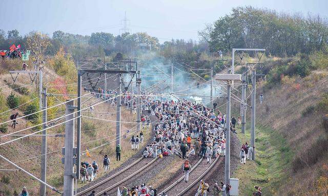 Am Wochenende waren Tausende Demonstranten gegen den Kohleabbau in der Region Hambacher Forst unterwegs.
