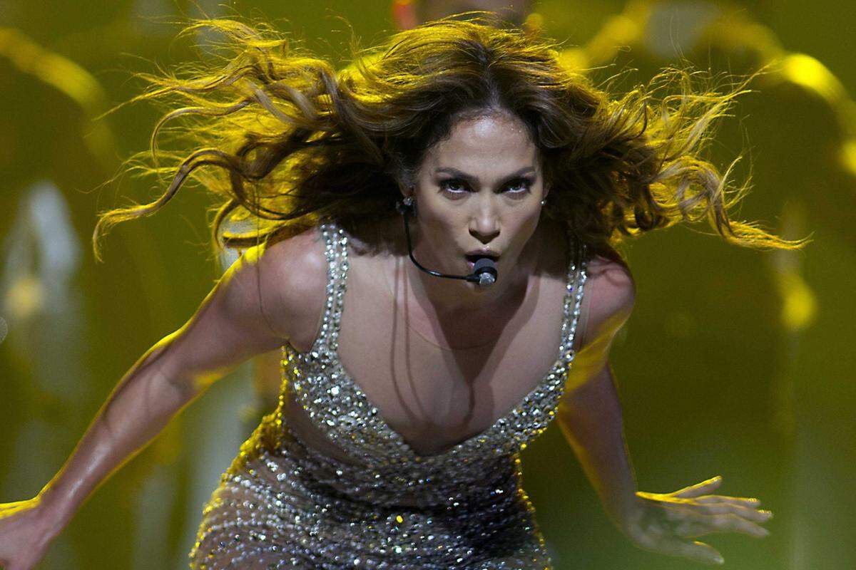 Sängerin Jennifer Lopez hat in Istanbul bereits einige Konzerte gegeben. Anscheinend hat es ihr so gut in der türkischen Metropole gefallen, dass sich "J-Lo" am Bosporus nun eine Neubau-Wohnung zugelegt hat. Das teilte die Immobiliengesellschaft Metropol Istanbul am Donnerstag mit. Nach einem Konzert in Sofia soll sie wieder direkt nach Istanbul zurückgeflogen sein.