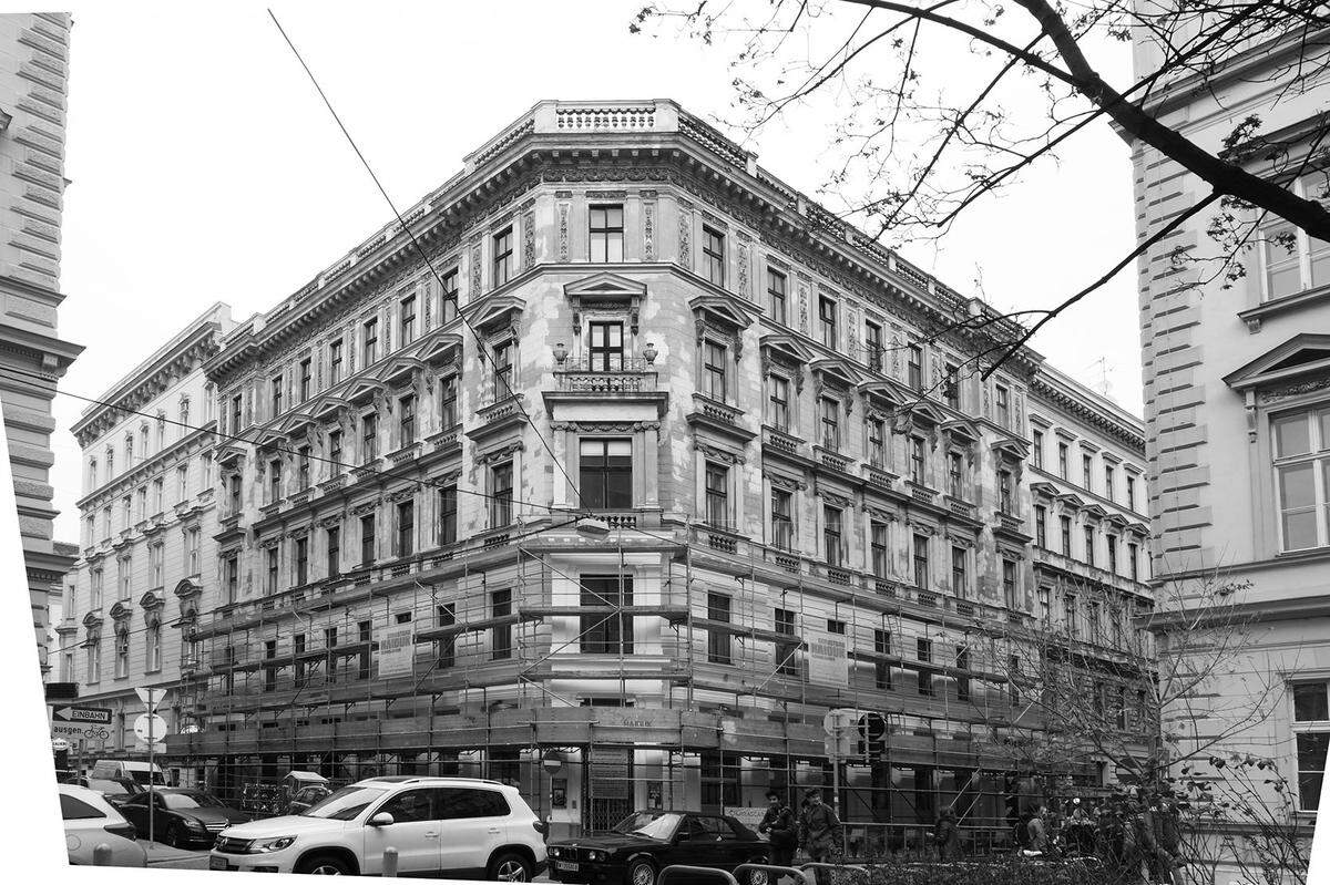 Halb auf den Resten der Wiener Stadtmauer, halb auf dem lockereren Erdreich daneben steht seit 1869 das Herzfeldhaus, genannt nach dem Bauherrn Carl Herzfeld.  