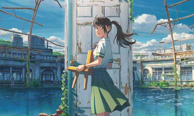 Ob sie wirklich richtig steht, sieht sie, wenn das Zauberlicht angeht: Suzume, im Original gesprochen von Nanoka Hara, in Makoto Shinkais gleichnamigem Film.