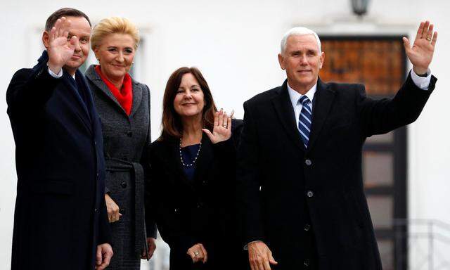 Polnisch-amerikanische Freundschaft: Polens Präsident Andrzej Duda (l.) und US-Vizepräsident Mike Pence (mit ihren Ehefrauen) bekräftigen die guten bilateralen Beziehungen mit einem Waffengeschäft.