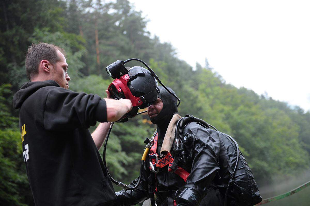 Auch beim "Ausziehen" ist Teamarbeit gefragt, denn alleine kann das der Taucher nicht. Insgesamt wiegt seine Ausrüstung rund 40 Kilo. "Platzangst darfst du da unten keine haben", scherzt Jürgen Fuka, dessen Kopf schön langsam wieder ausgepackt wird.