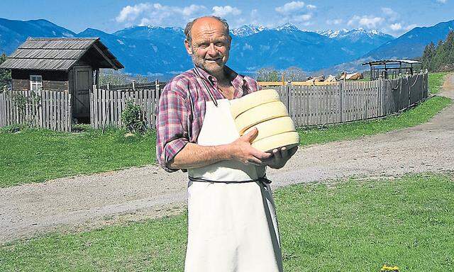 Franz Glabischnig mit seinem Rohmilchkäse auf dem Weg zur Reifekammer. 