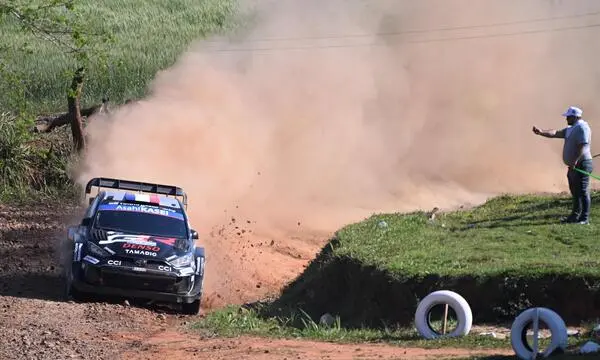 Sebastien Ogier gibt in seinem Rallye-Wagen Gas, egal ob in der Kurve oder nicht.