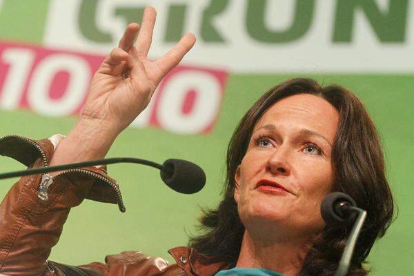"Das ist ein historischer Tag für die Grünen in Österreich", erklärte Bundessprecherin Eva Glawischnig. Maria Vassilakou habe "hervorragend verhandelt", vom künftigen grünen Ressort zeigte sie sich "äußerst begeistert". Glawischnig erwartet sich von der Koalition eine "thematische Rückenstärkung" für Wien.