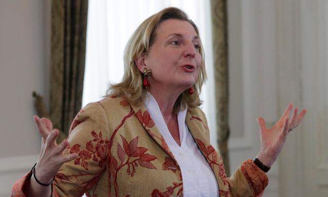 Außenministerin Karin Kneissl stellte klar, dass aus der Teilnahme am Empfang keinerlei völkerrechtliche Implikationen herauszulesen seien. 