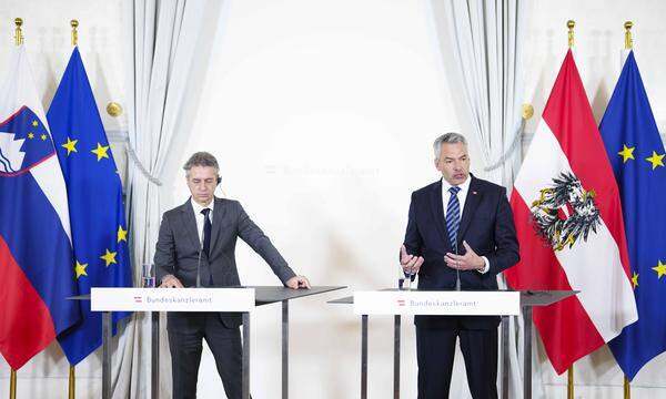 Der slowenische Ministerpräsident Robert Golob und Bundeskanzler Karl Nehammer im Rahmen eines Pressestatements am 13. Juni in Wien.