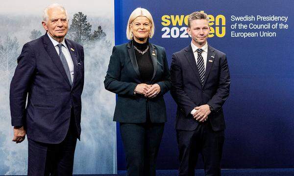 Archivbild: EU-Außenbeauftragter Josep Borrell, Österreichs Verteidigungsministerin Klaudia Tanner und Schwedens Verteidigungsminister Pal Jonson. Schweden hat derzeit den EU-Vorsitz inne.