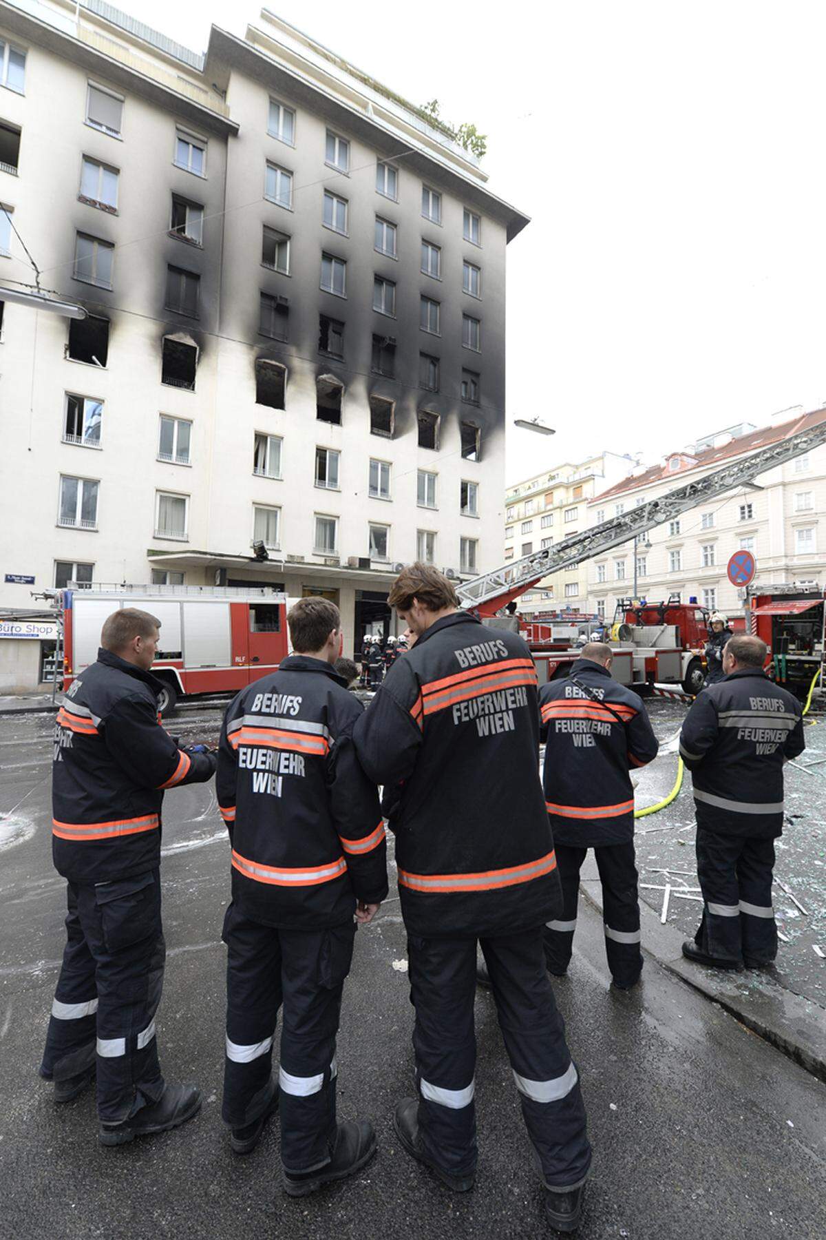 Augenzeugen berichten von einem lauten Knall, den sie in der Nacht des Brandes gehört hätten.