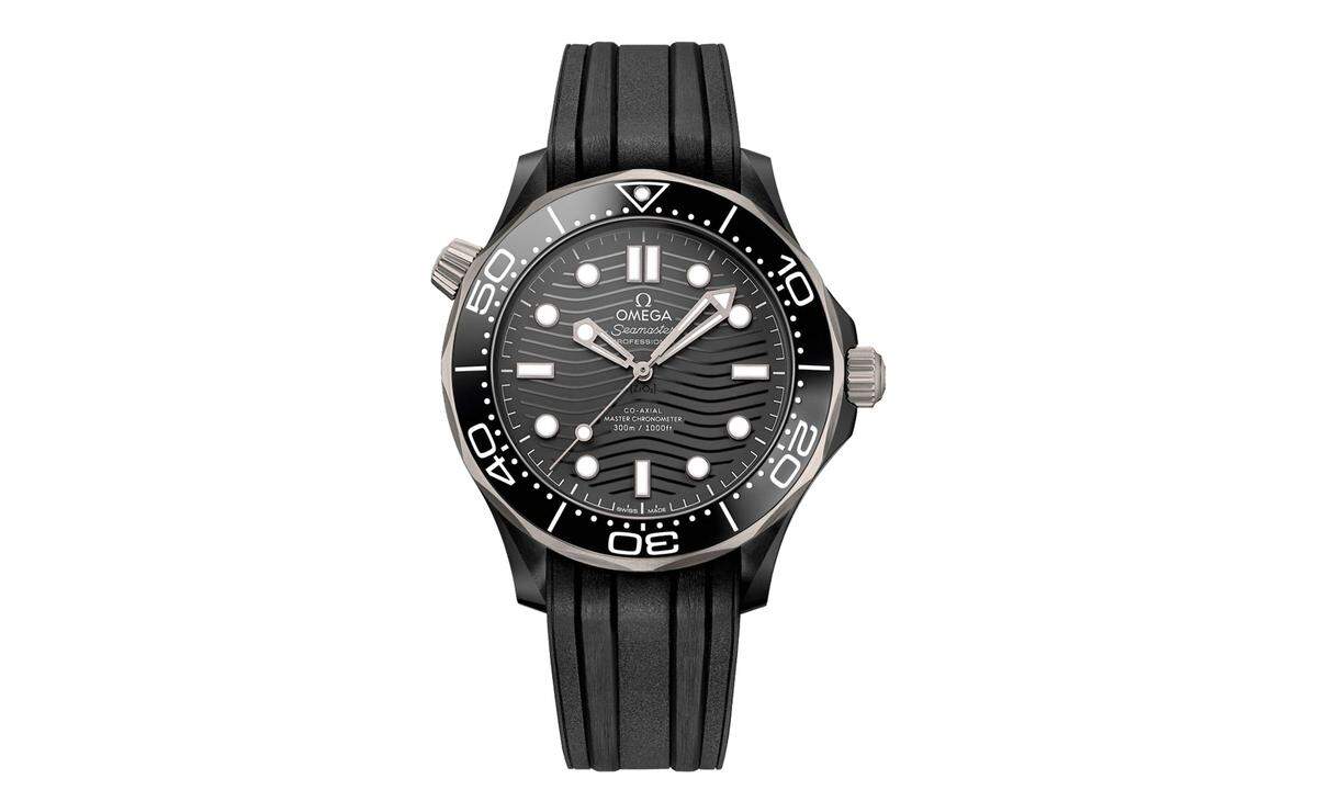 Omega „Seamaster Diver 300M Keramik-Titan". 2018 hat Omega seine „Seamaster Diver 300"-Kollektion erneuert. Jetzt wird sie um ein 43,5 mm großes Modell aus schwarzer Keramik und Titan erweitert.