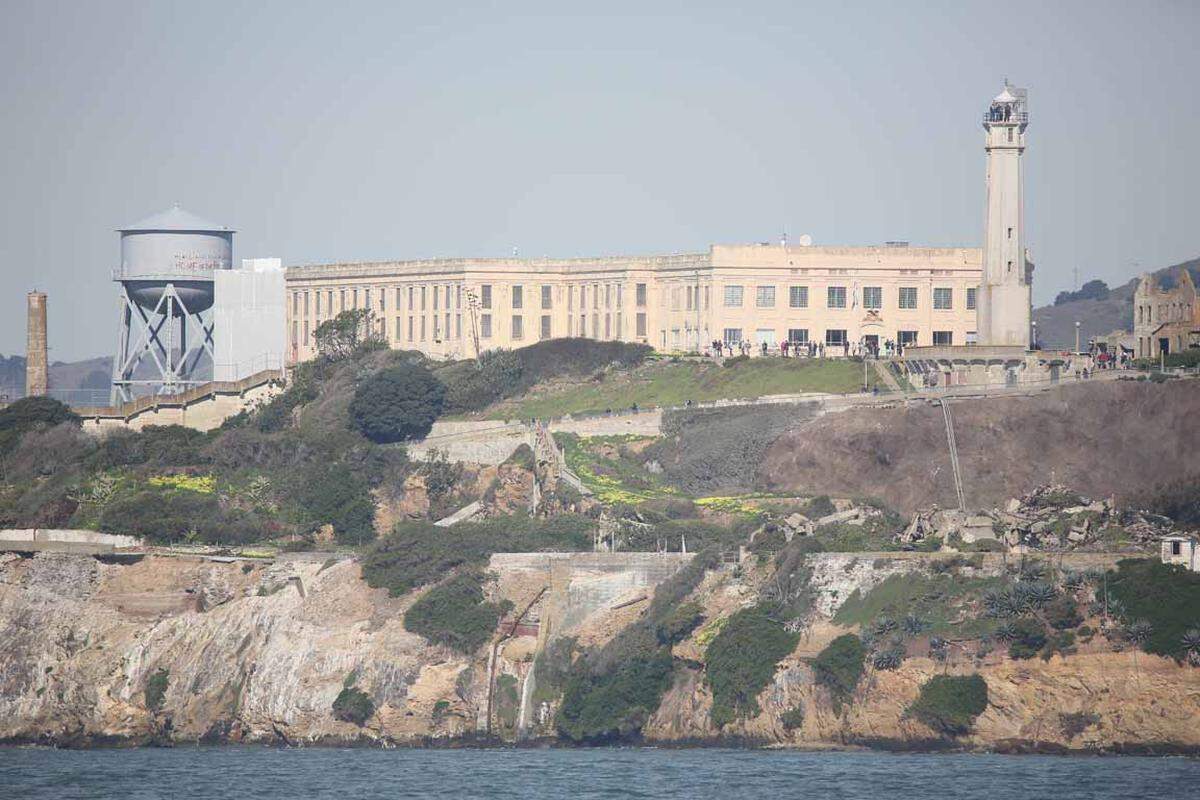Anfang der 1930er-Jahre wurde die Insel in der Bucht von San Francisco als Gefängnisinsel umgebaut. Von 1934 bis 1963 war es eines der bekanntesten und berüchtigsten Hochsicherheitsgefängnisse der USA.