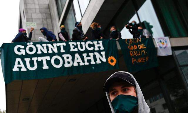 Die Gruppe Extinction Rebellion protestiert gegen Autobahn-Bau in Deutschland.