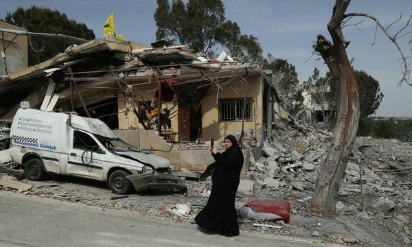 Eine Frau steht vor dem Haus, in dem zwei Frauen derselben Familie am 23. April bei einem angeblichen israelischen Angriff in dem südlibanesischen Dorf Hanin getötet wurden. (Foto vom 25. April 2024)