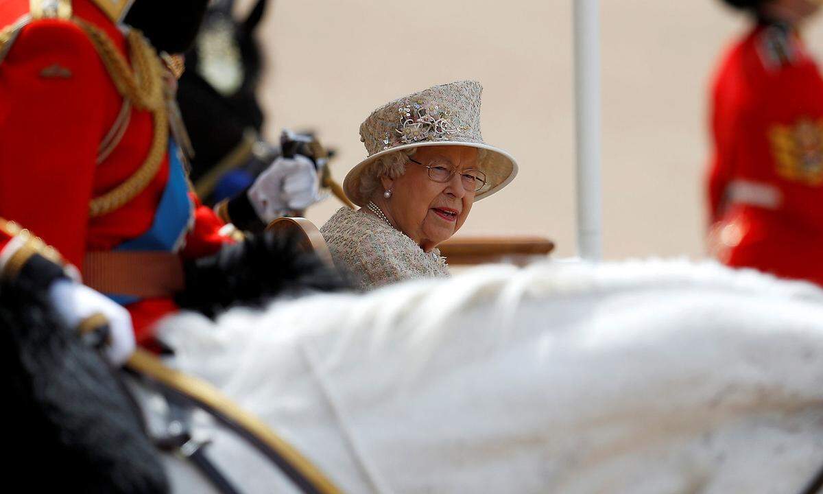 Sie kam am Vormittag mit der Kutsche zu dem Spektakel auf der Horse Guards Parade in der Nähe des Buckingham-Palastes.