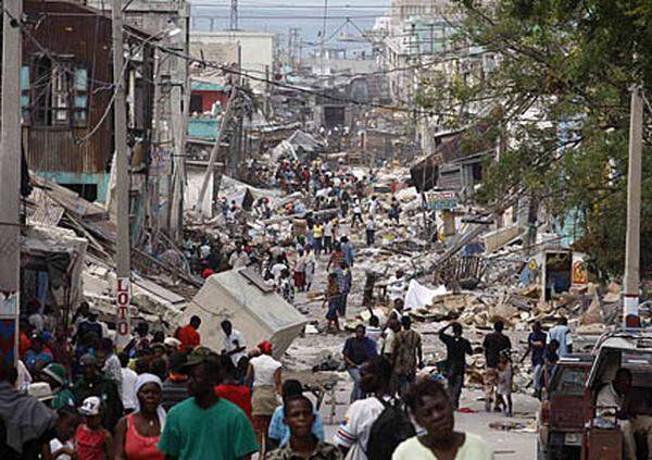 Der Fotograf Shaul Schwarz vom Magazin "Time" sagte der Nachrichtenagentur Reuters: "Sie haben angefangen, die Straßen mit Leichen zu blockieren." Er habe in der Hauptstadt Port-au-Prince an mindestens an zwei Stellen Barrikaden aus Toten und Steinen gesehen. "Es wird langsam hässlich da draußen", sagte Schwarz. "Die Leute haben es satt, dass ihnen nicht geholfen wird."