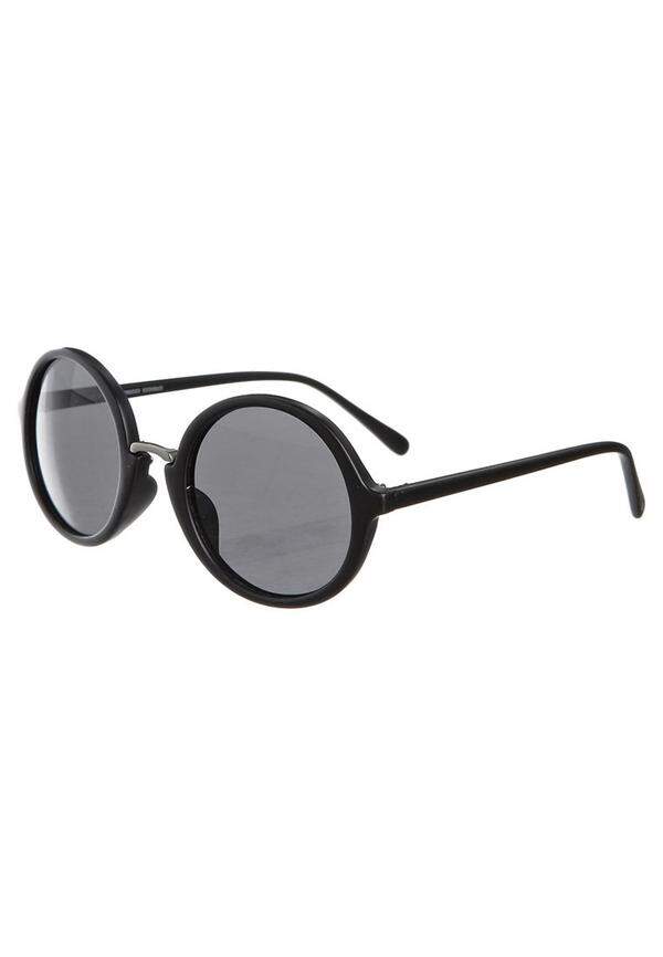 Mit einer runden Sonnebrille (Cheap Monday) wird dem Look der letzte Schliff verliehen.