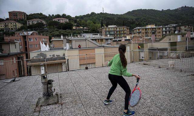 Sport mit Distanz in Ligurien: Vittoria und Carola spielen Tennis auf den Dächern ihrer Häuser in Finale Ligure.