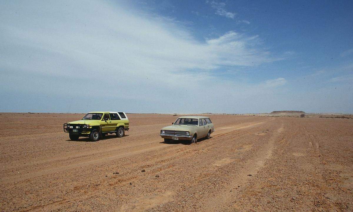 Auf der Piste von Marree nach William Creek, rund 200 Kilometer. 4WD-Autos wie der im Bild links sind in so einer Gegend natürlich etwas vorteilhafter.