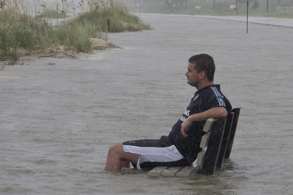 Bild: Ein Mann sitzt an der Küste bei Waveland, Mississippi, auf einer Parkbank.